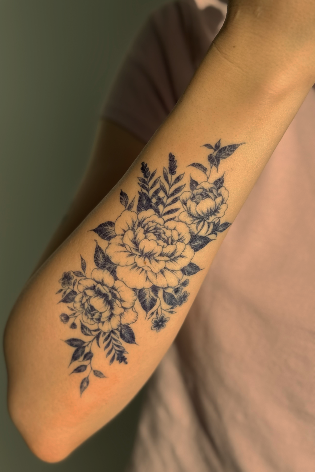 Blooming, un buchet floral cu linii fine ca tatuaj temporar, exemplu de design detaliat alcătuit din mai multe elemente