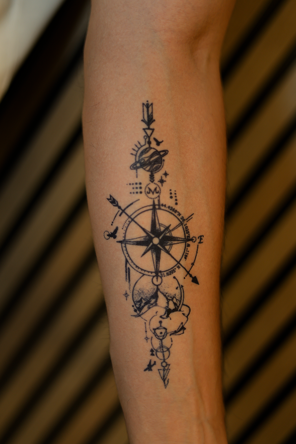 Tatuaj semipermanent Busola 2, cu busolă fină, planete și munți, în stil fine line