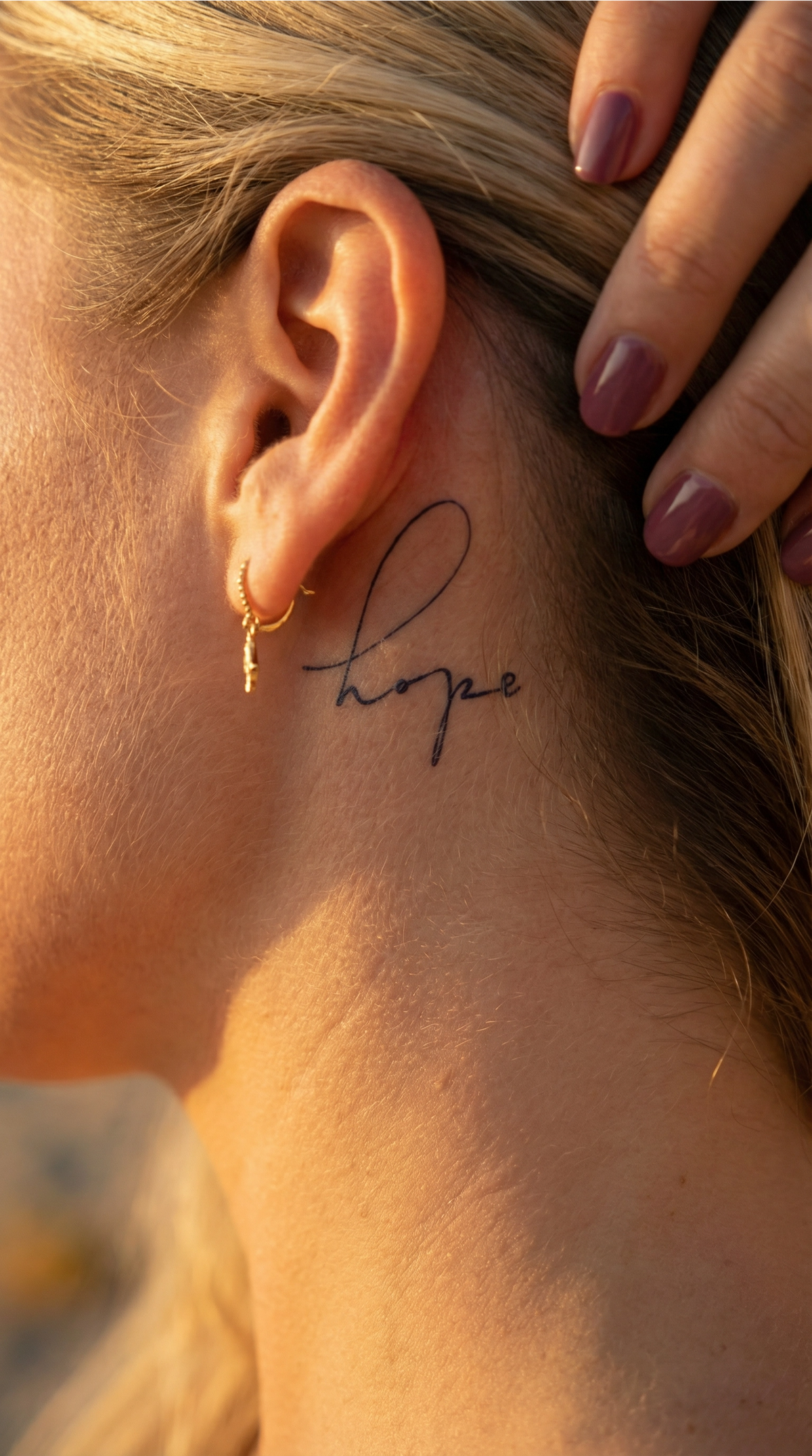 Tatuaj temporar cu cuvântul Hope scris cu litere drepte, simple și pline